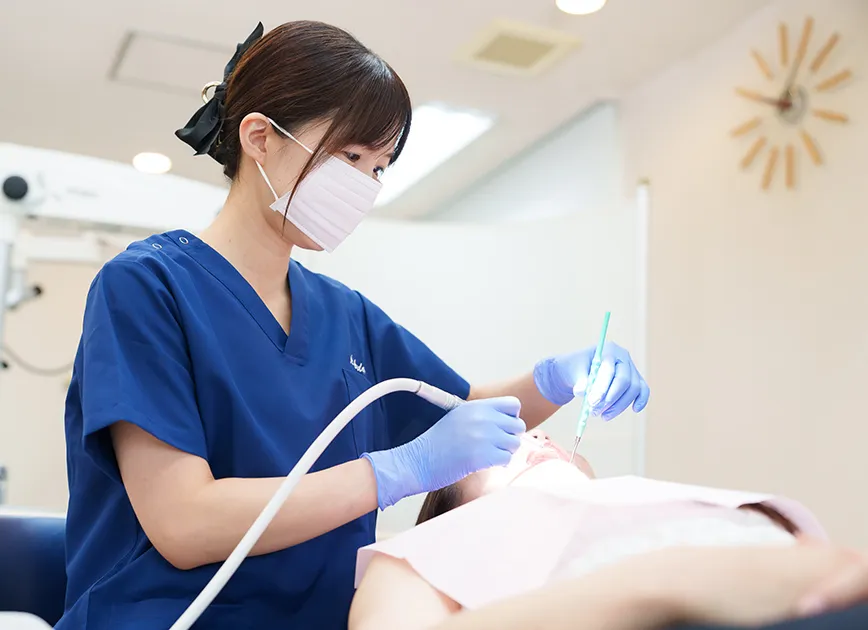 専門的なスタッフによる歯のクリーニング